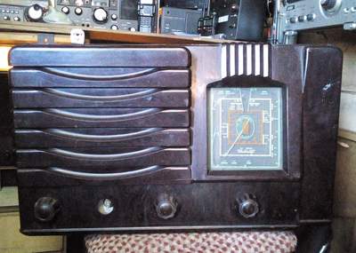 Westminster P.W.R-2/1 bakelite shortwave valve receiver.